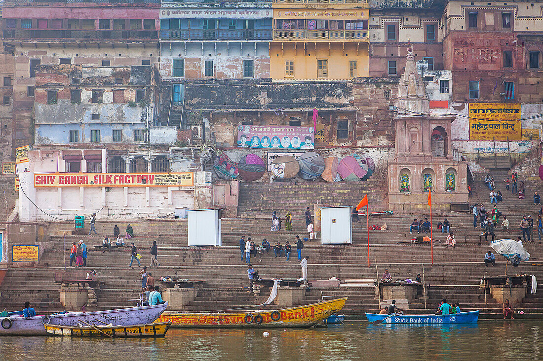 Ahilya Bai ghat, im Fluss Ganges, Varanasi, Uttar Pradesh, Indien.