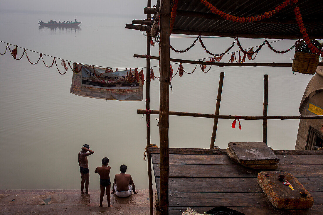 Pilger, in Panch Ganga Ghat, Ganges Fluss, Varanasi, Uttar Pradesh, Indien.