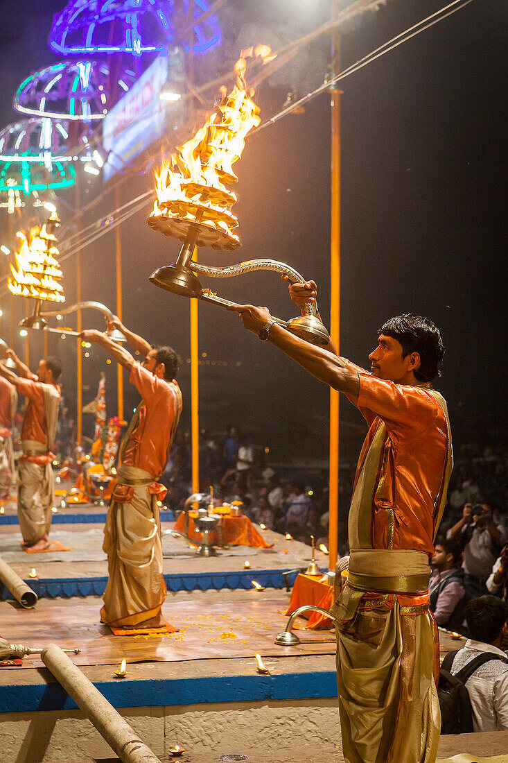 Jede Nacht, Nächtliche Puja auf dem Dashaswamedh Ghat, Varanasi, Uttar Pradesh, Indien