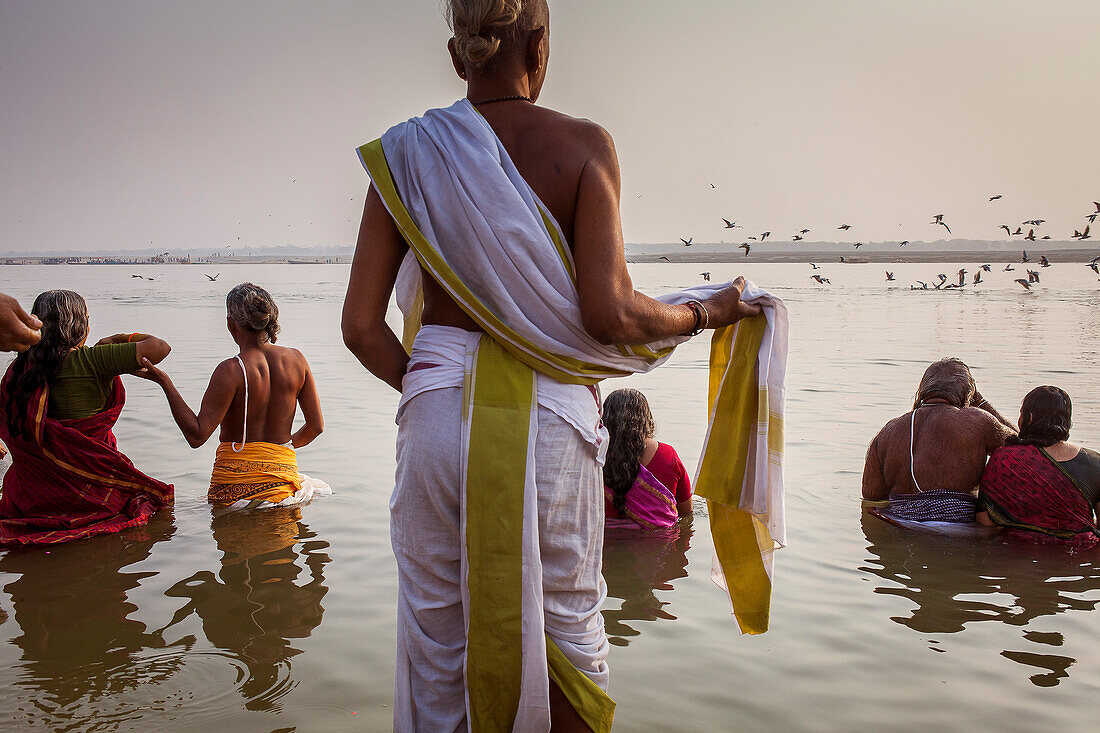 Betende und badende Pilger an den Ghats des Ganges, Varanasi, Uttar Pradesh, Indien.