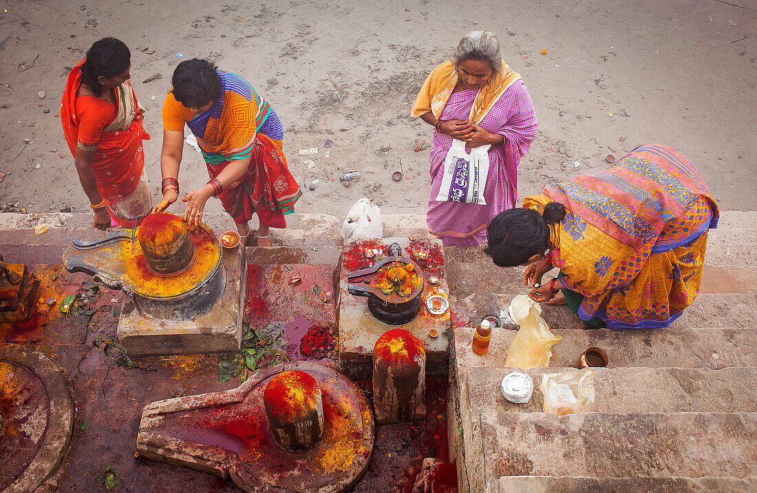 Pilger, die eine rituelle Opfergabe darbringen und beten, Ghats des Ganges, Varanasi, Uttar Pradesh, Indien.