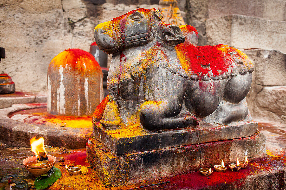 Shiva-Ling und heilige Kuh-Statue, Ghats des Ganges, Varanasi, Uttar Pradesh, Indien.