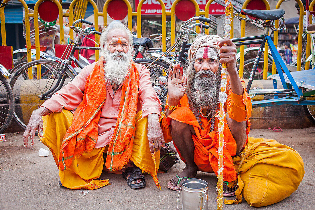 Bettelnde Sadhus, in der Dashashwamedh Ghat Road, Varanasi, Uttar Pradesh