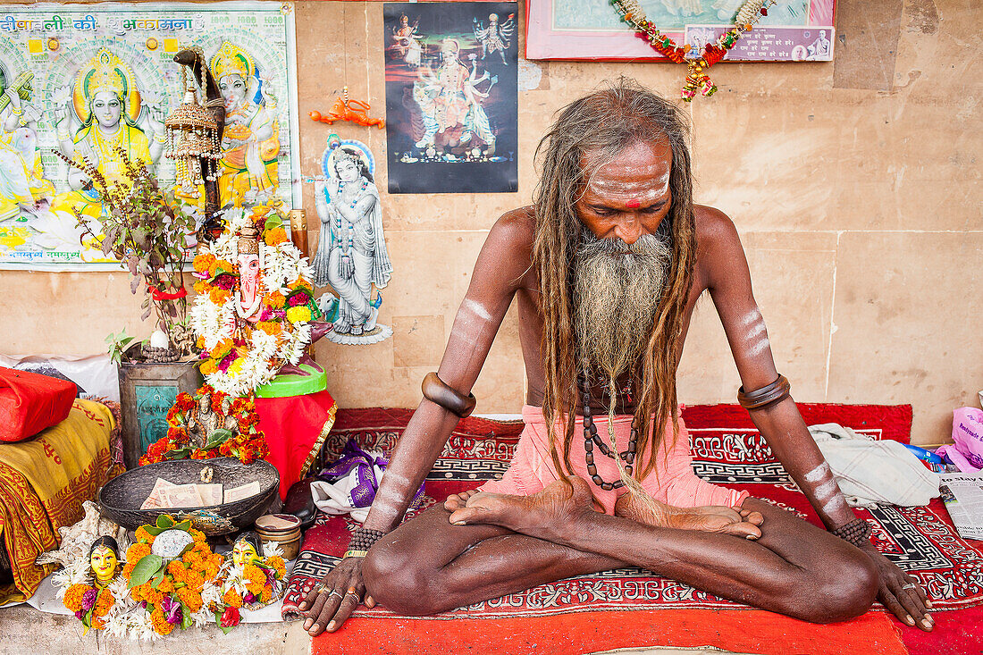 Sadhu meditiert an den Ghats des Ganges, Varanasi, Uttar Pradesh, Indien.