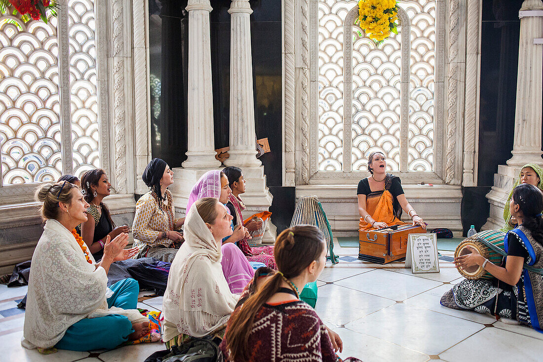 Gruppe betender Frauen, im ISKCON-Tempel, Sri Krishna Balaram Mandir, Vrindavan, Mathura, Uttar Pradesh, Indien