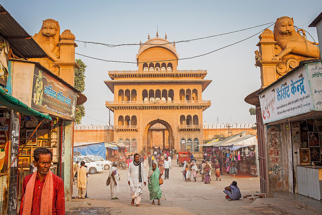 Hauptfassade des Rangaji-Tempels (Ranganath-Tempel), Vrindavan, Mathura, Uttar Pradesh, Indien