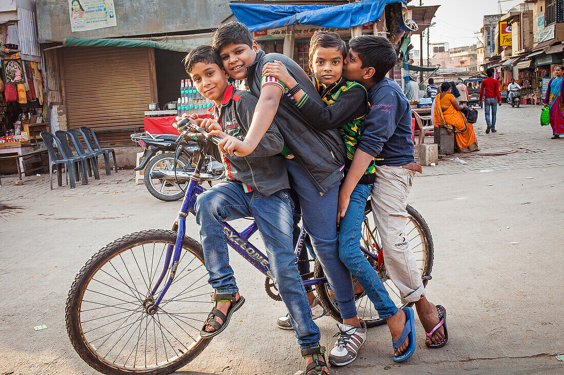 Freunde fahren Fahrrad, in Raman Reti Road, Historisches Zentrum, Vrindavan, Mathura, Uttar Pradesh, Indien