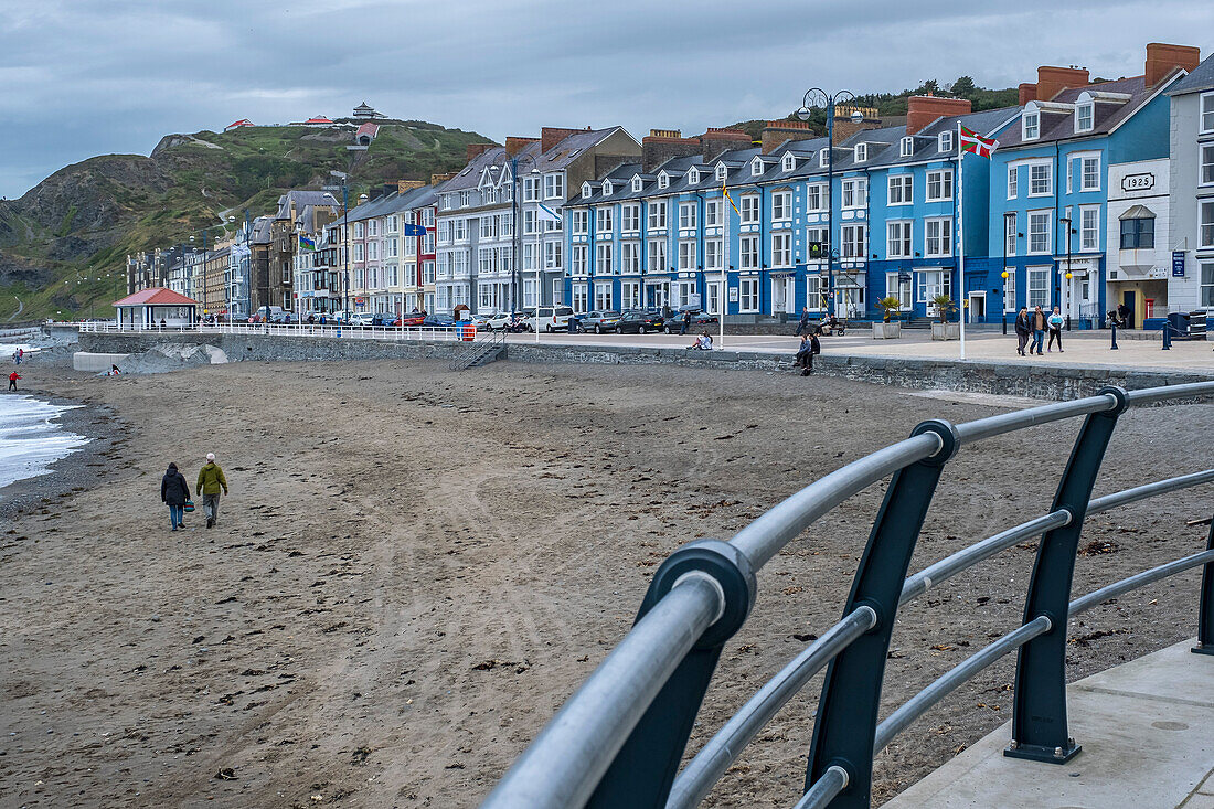 Die Strandpromenade in Aberystwyth, Wales