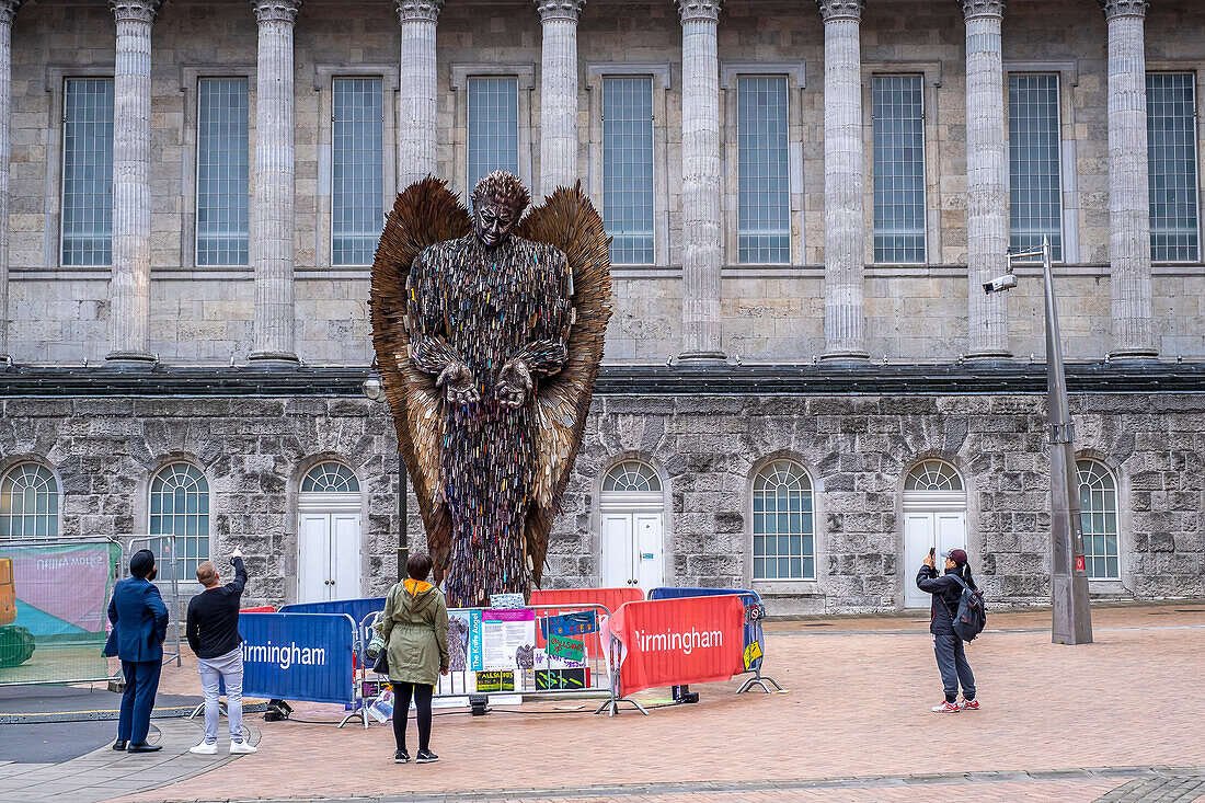 Die Knife Angel-Skulptur von Alfie Bradley auf dem Victoria Square, Birmingham, England