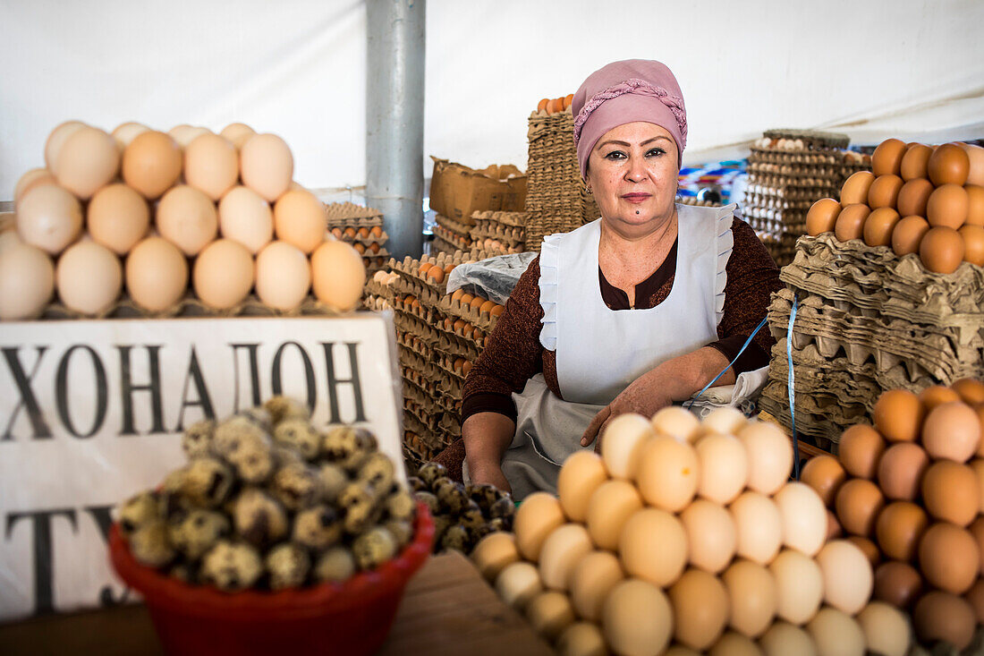 Frau verkauft Eier. Auf dem Chorsu-Basar, Taschkent, Usbekistan