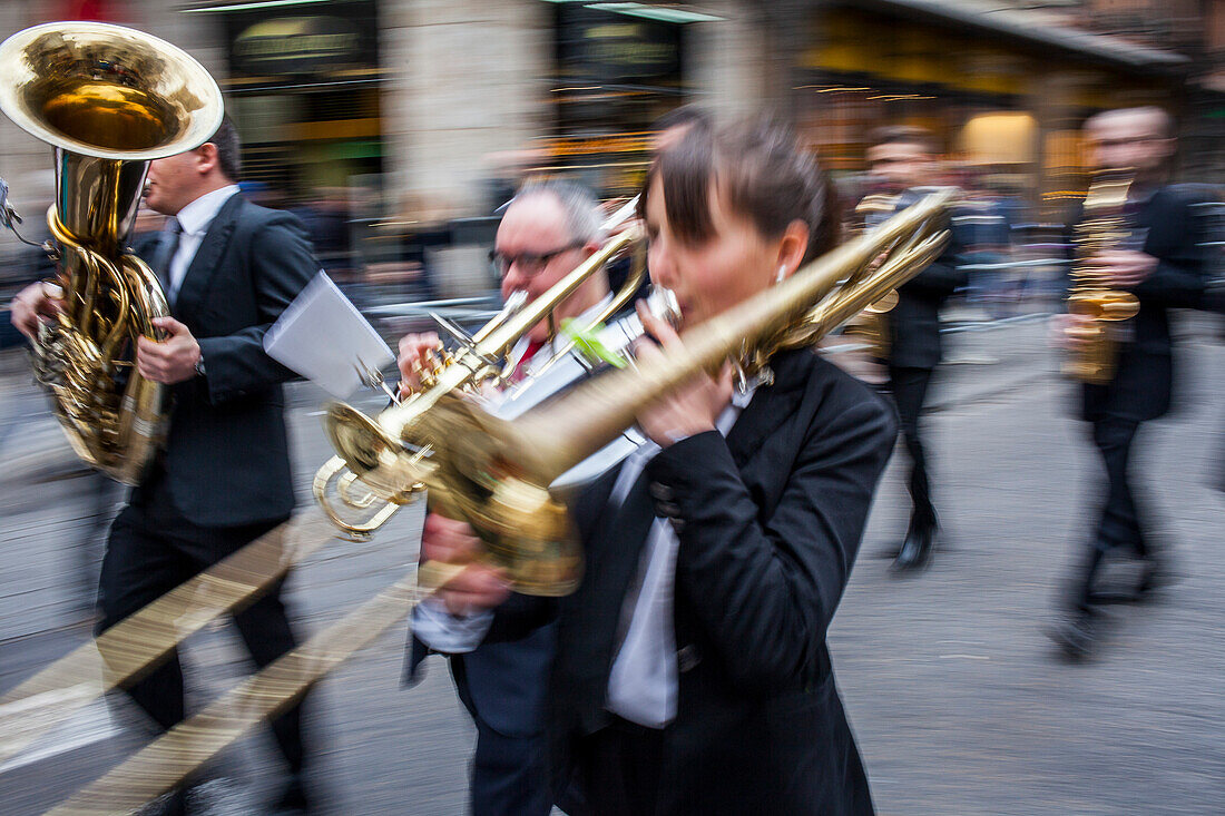 Blumenopfer, Musikalische Hommage an "Virgen de los desamparados" Fallas Festival, San Vicente Martir Straße, Valencia, Spanien