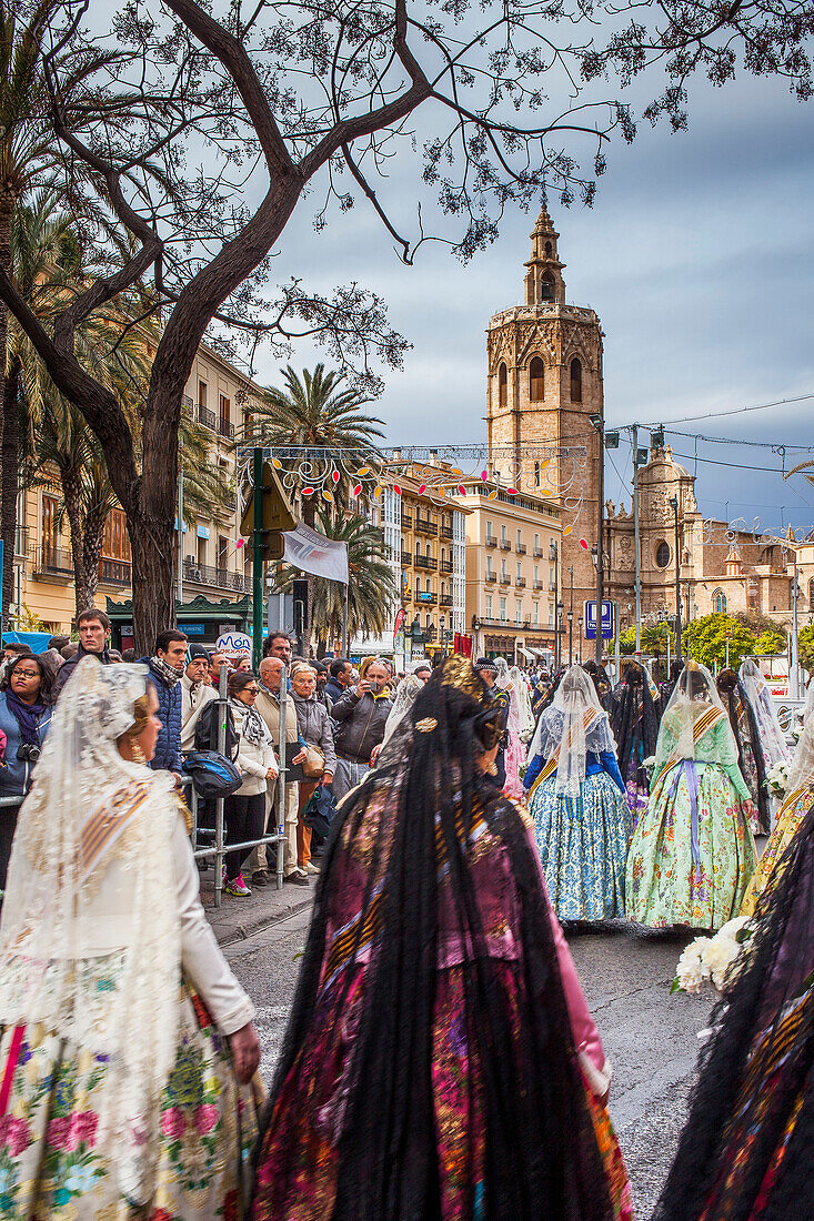 Blumenkorso, Menschen mit Blumen zu Ehren des Virgen de los desamparados, Fallas-Festival, Straße San Vicente Martir, Valencia