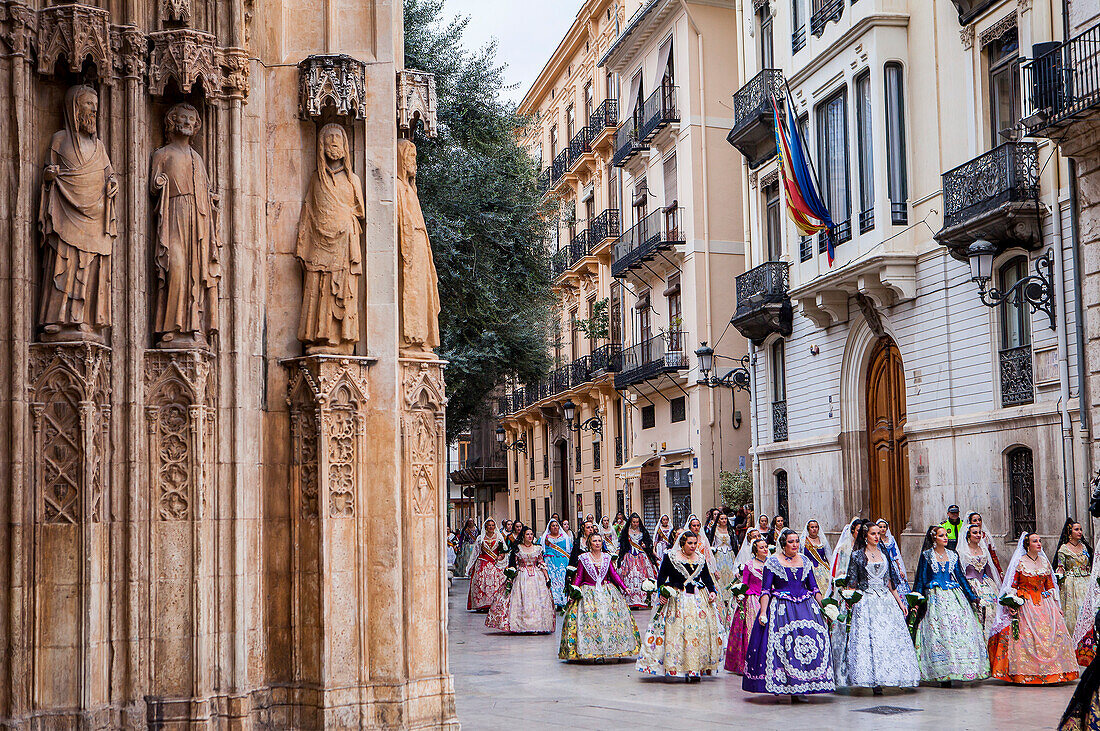 Blumenopfer-Korso, Menschen mit Blumengaben zu Ehren des "Virgen de los desamparados", Fallas-Festival, Carrer del Micalet, Valencia