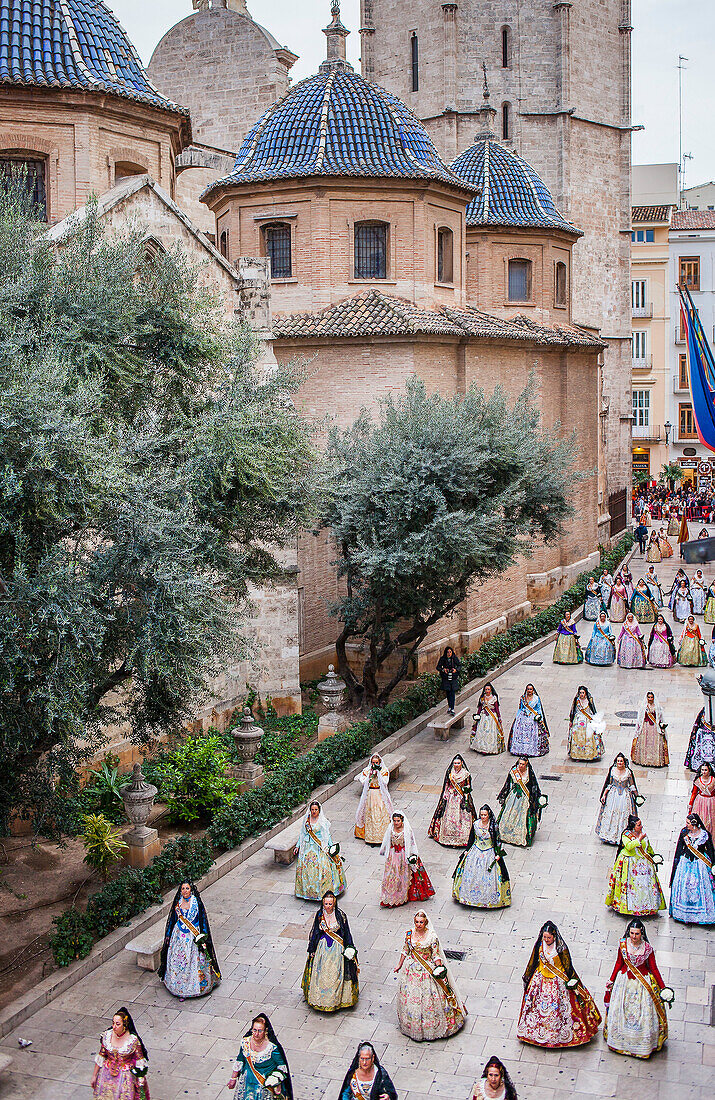 Blumenopfer-Korso,Menschen mit Blumen zu Ehren des Virgen de los desamparados, Fallas Festival, Carrer del Micalet, Valencia