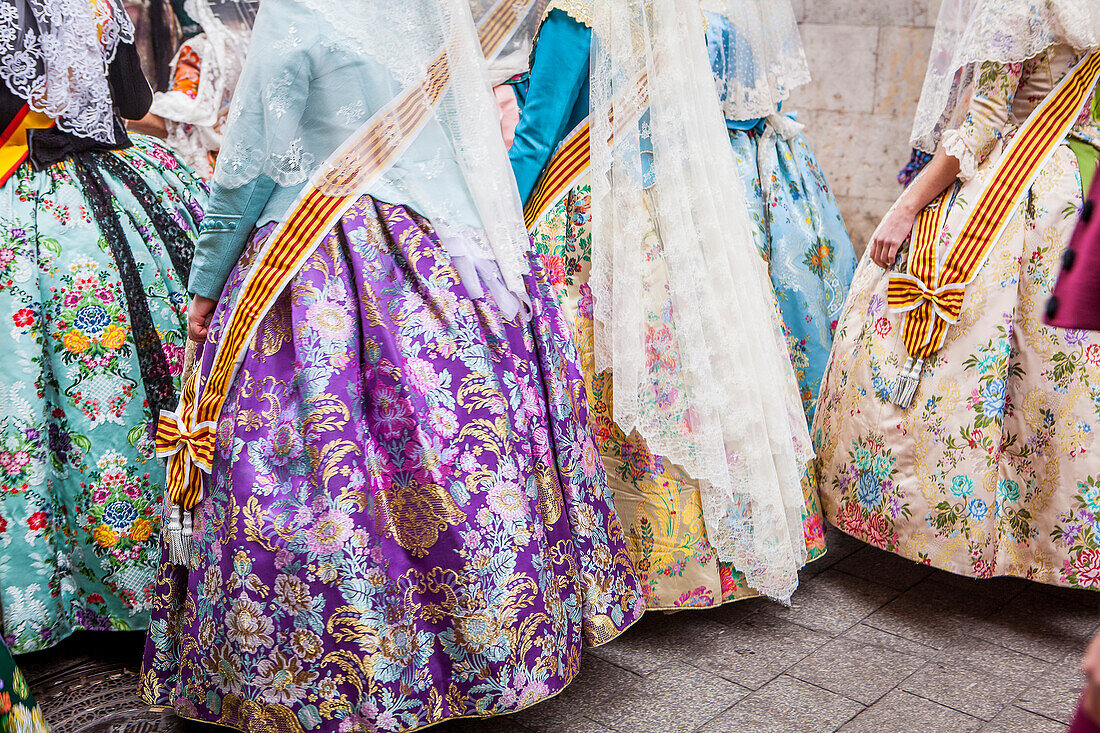 Detail, Frauen in Fallera-Kostümen während des Blumenkorsos zu Ehren des "Virgen de los desamparados", Fallas-Fest, Plaza de la Virgen, Valencia