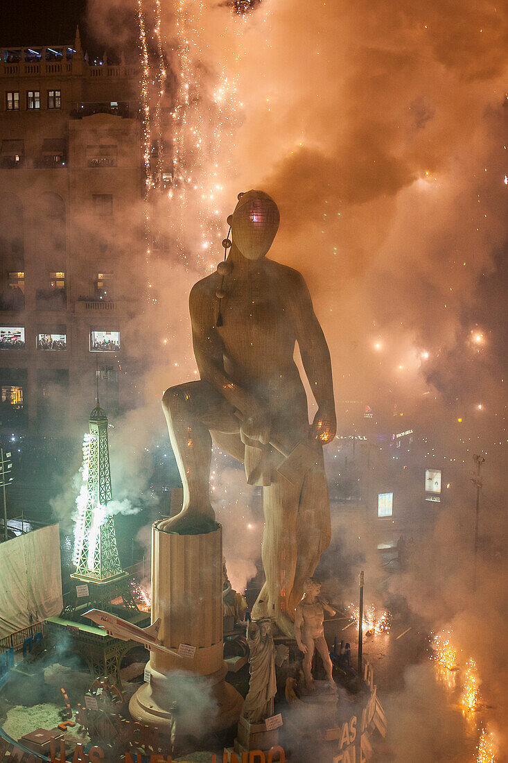 Crema, brennend, Falla von Plaza del Ayuntamiento und Feuerwerk, Fallas Festival, Valencia, Spanien