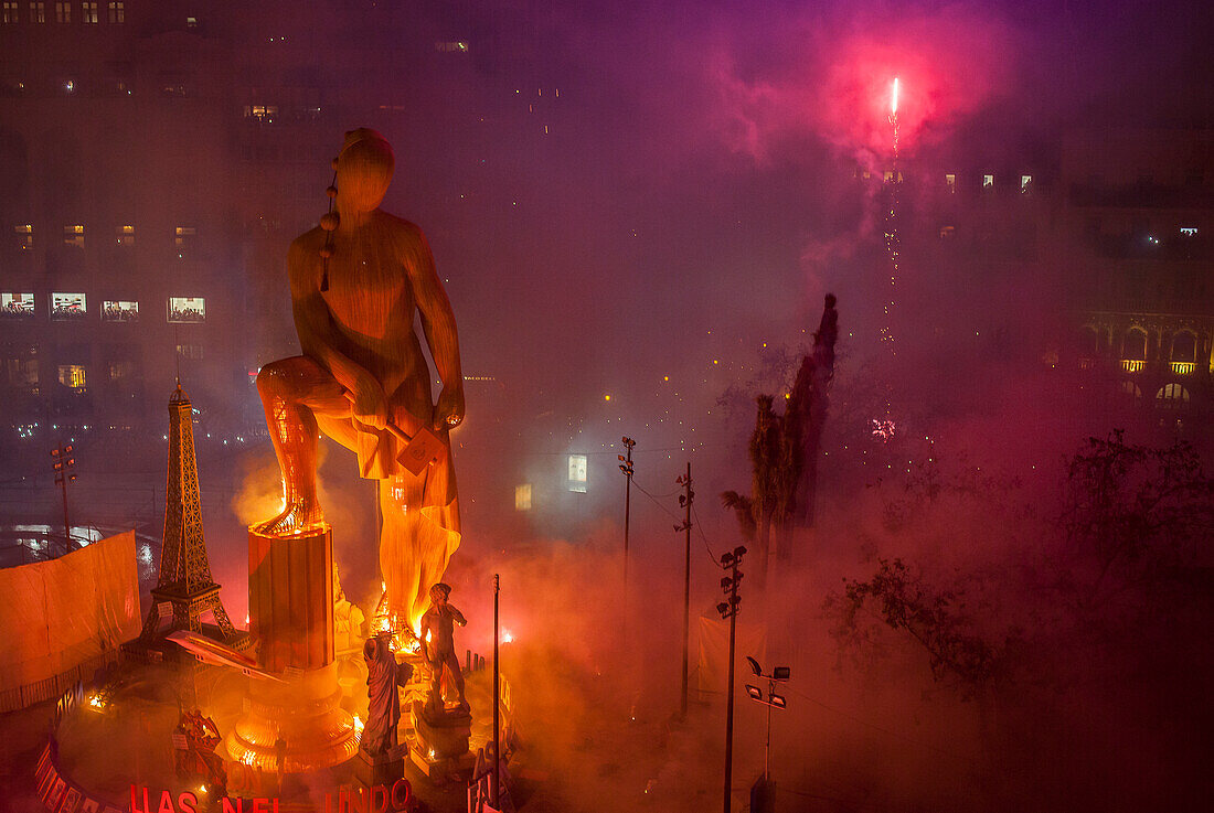 Crema, brennend, Falla von Plaza del Ayuntamiento und Feuerwerk, Fallas Festival, Valencia, Spanien