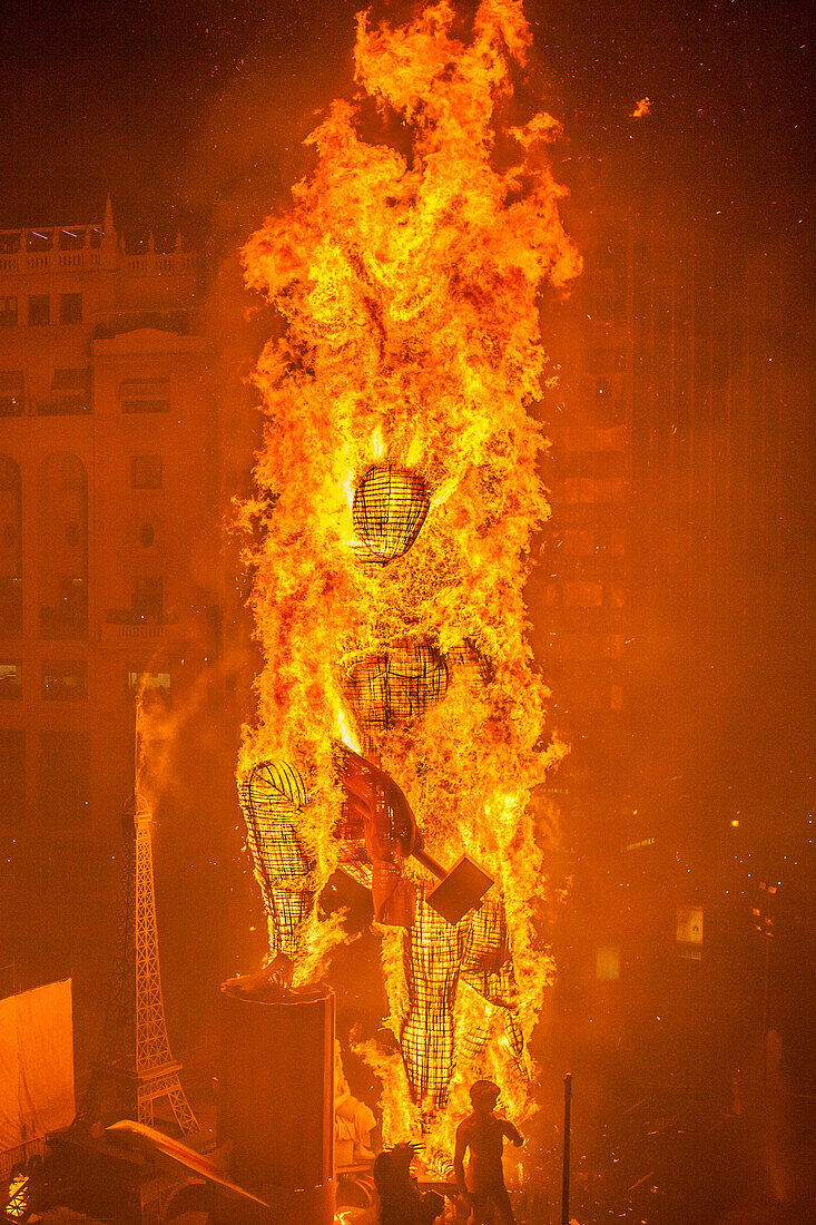 Crema, brennend, Falla von Plaza del Ayuntamiento,Fallas Festival,Valencia,Spanien