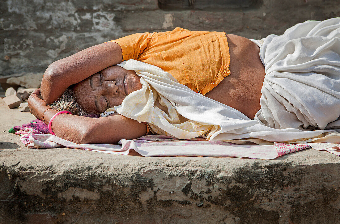 Witwe schläft auf der Straße, obdachlos, Vrindavan, Mathura-Distrikt, Indien