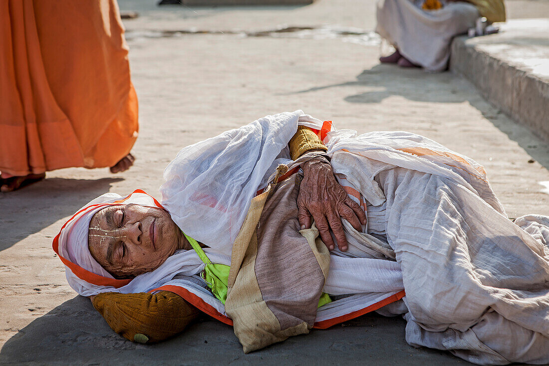 Witwe, die auf der Straße schläft, obdachlos, Vrindavan, Mathura-Distrikt, Indien