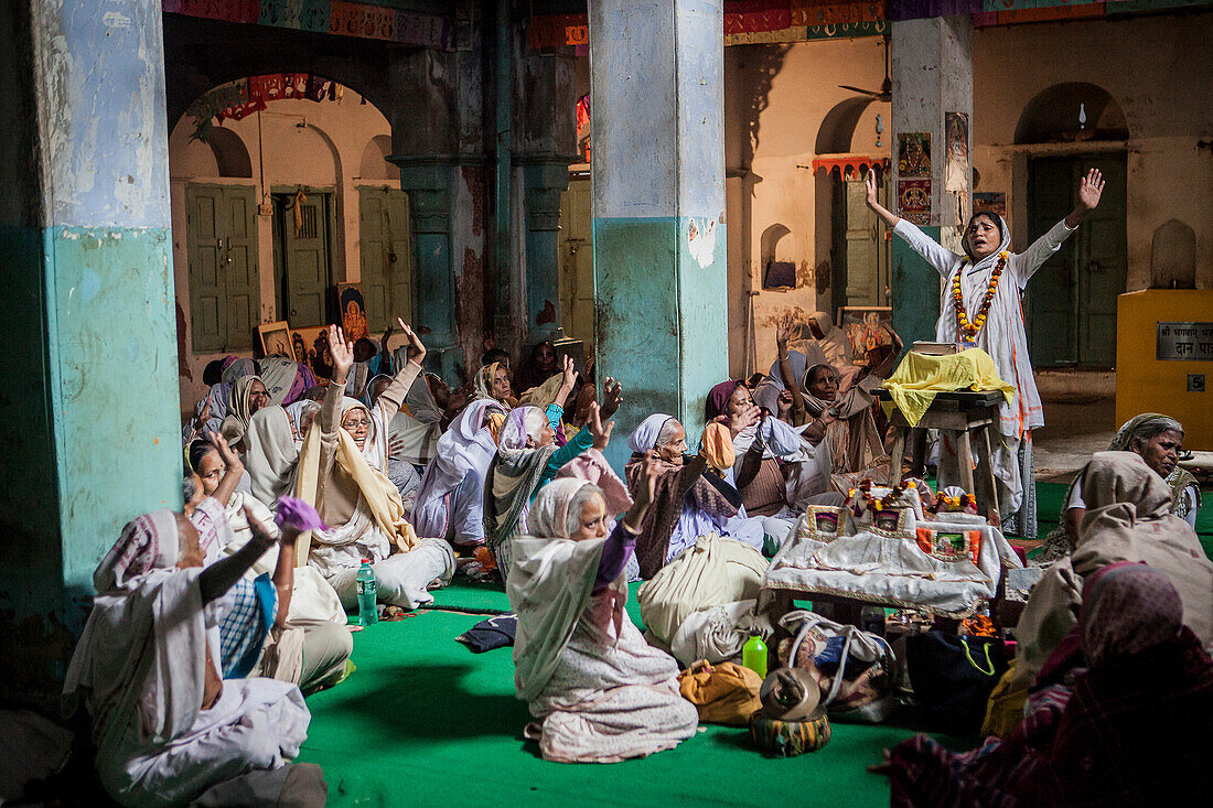 Witwen, die in einem Bhajan-Ashram beten, Vrindavan, Mathura-Distrikt, Indien