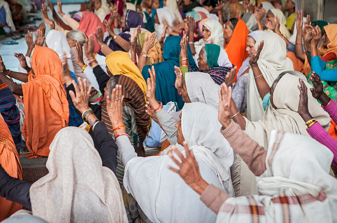 Witwen beim Gebet in einem Balaji-Ashram, Vrindavan, Mathura-Distrikt, Indien