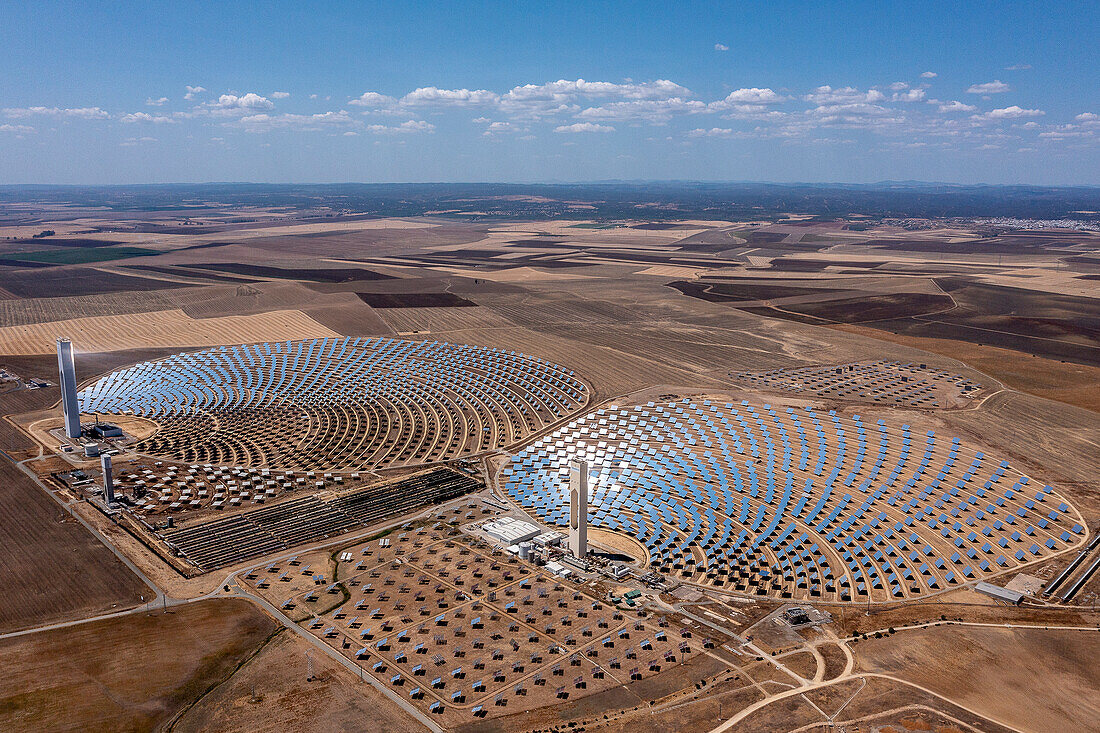 Elektrizitätswerk. Die weltweit ersten kommerziellen konzentrierenden Solarstromtürme in Sanlucar la Mayor, in der Nähe von Sevilla, Spanien