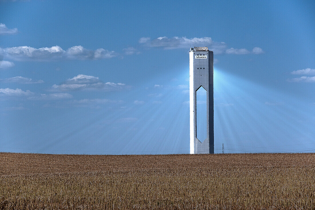 Elektrisches Kraftwerk. Der weltweit erste kommerzielle Turm für konzentrierende Solarenergie in Sanlucar la Mayor, in der Nähe von Sevilla, Spanien
