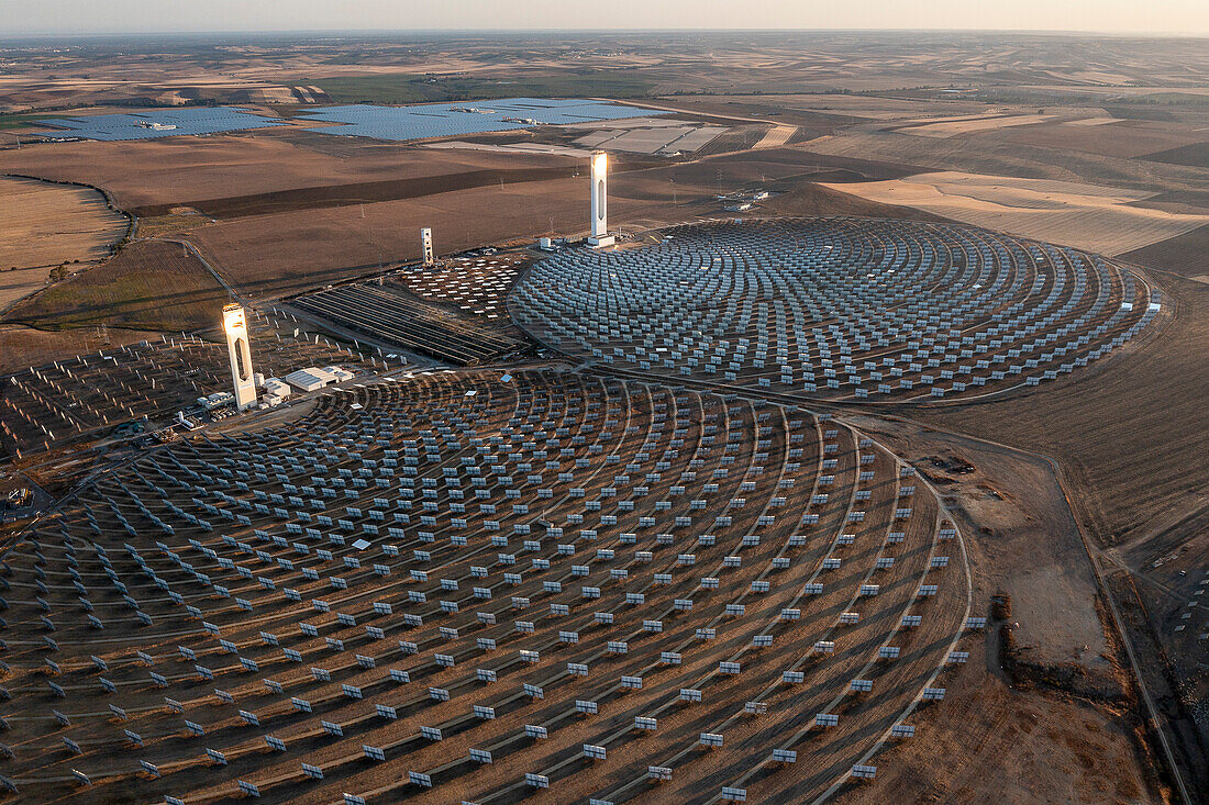 Elektrisches Kraftwerk. Die weltweit ersten kommerziellen konzentrierenden Solarstromtürme in Sanlucar la Mayor, in der Nähe von Sevilla, Spanien