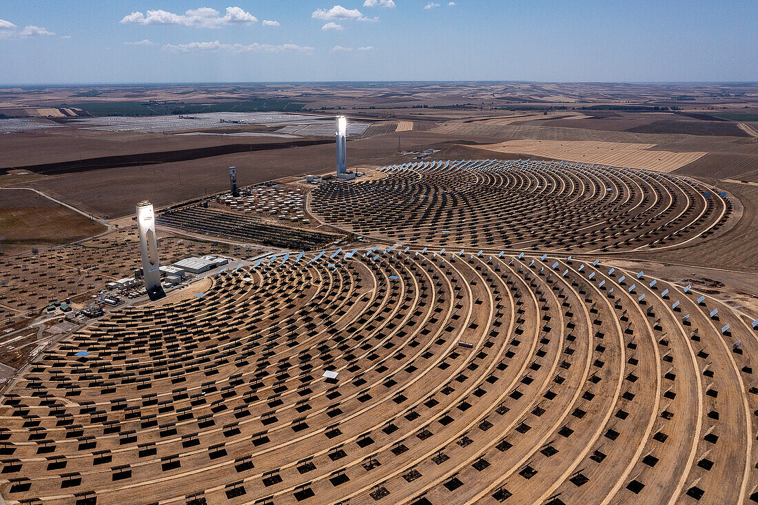 Elektrisches Kraftwerk. Die weltweit ersten kommerziellen konzentrierenden Solarstromtürme in Sanlucar la Mayor, in der Nähe von Sevilla, Spanien