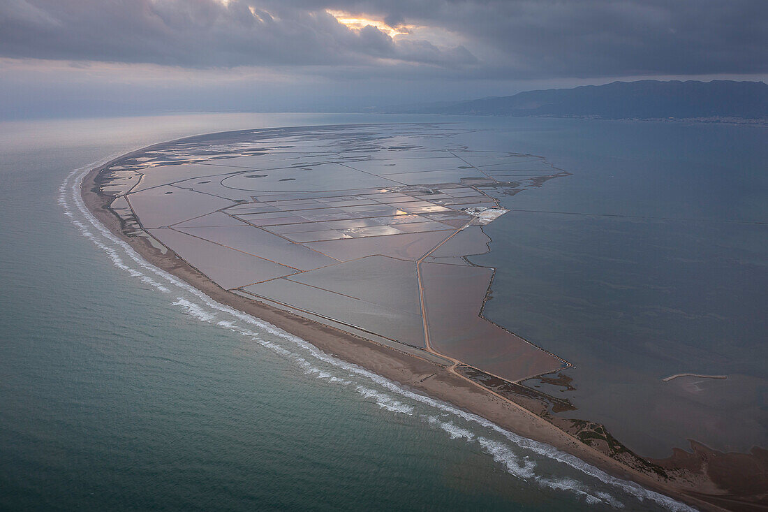 Luftaufnahme von Punta de la Banya, Spitze der Banya, Sant Carles de la Rapita, Ebro-Delta, Naturpark, Tarragona, Spanien