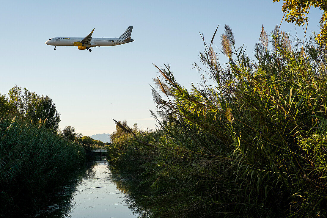 Flug über das Llobregat-Delta Flugzeug steuert den Flughafen von Barcelona zur Landung an. Durch den Ausbau des Flughafens drohen die Zerstörung des Llobregat-Deltas und ein Anstieg der Kohlenstoffemissionen.Katalonien.Spanien