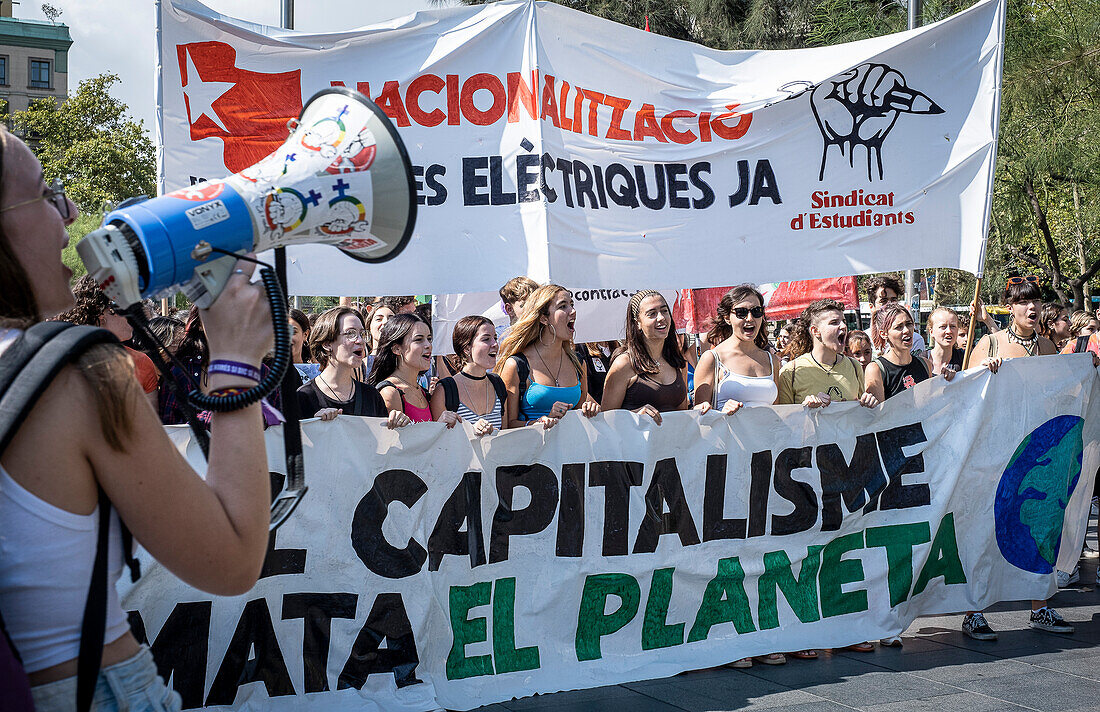Streik gegen den globalen Klimawandel auf dem Platz der Universität, organisiert von katalanischen und internationalen Studenten. Barcelona, September