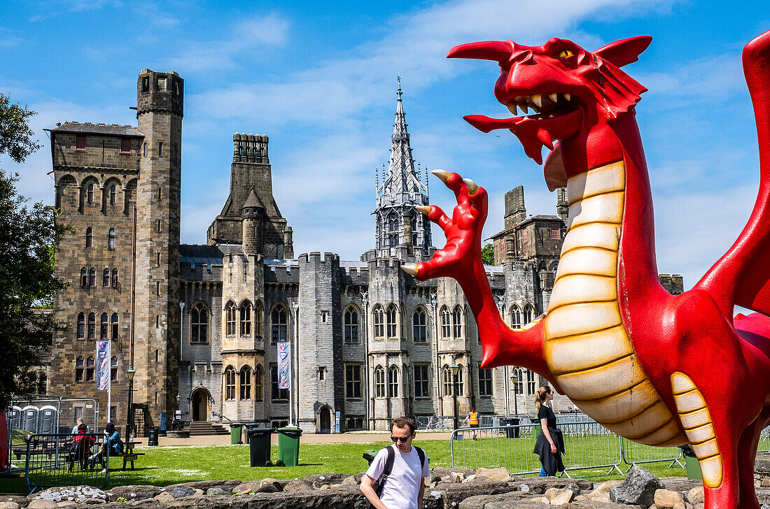 Cardiff Castle und die Skulptur des Walisischen Drachen, Cardiff, Wales