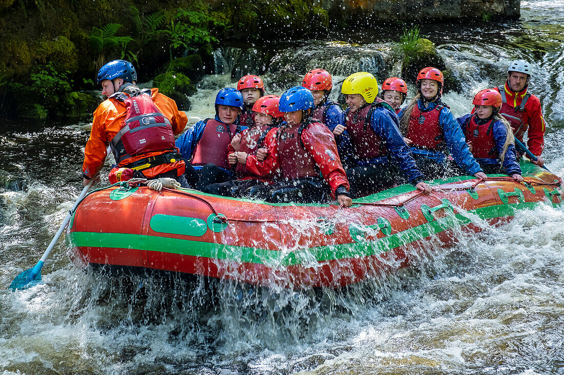 Wildwasser-Rafting im National White Water Centre auf dem Fluss Tryweryn, in der Nähe von Bala, Wales