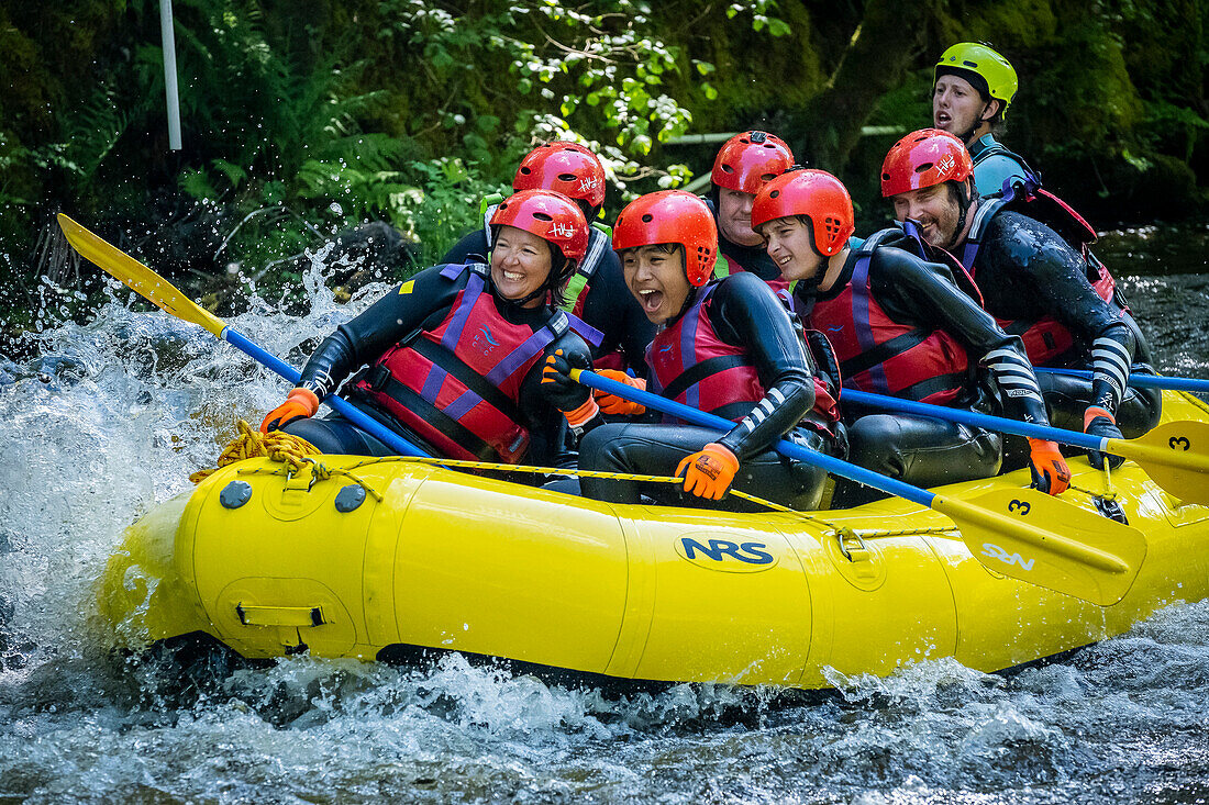 Wildwasser-Rafting im Nationalen Wildwasserzentrum auf dem Fluss Tryweryn, in der Nähe von Bala, Wales