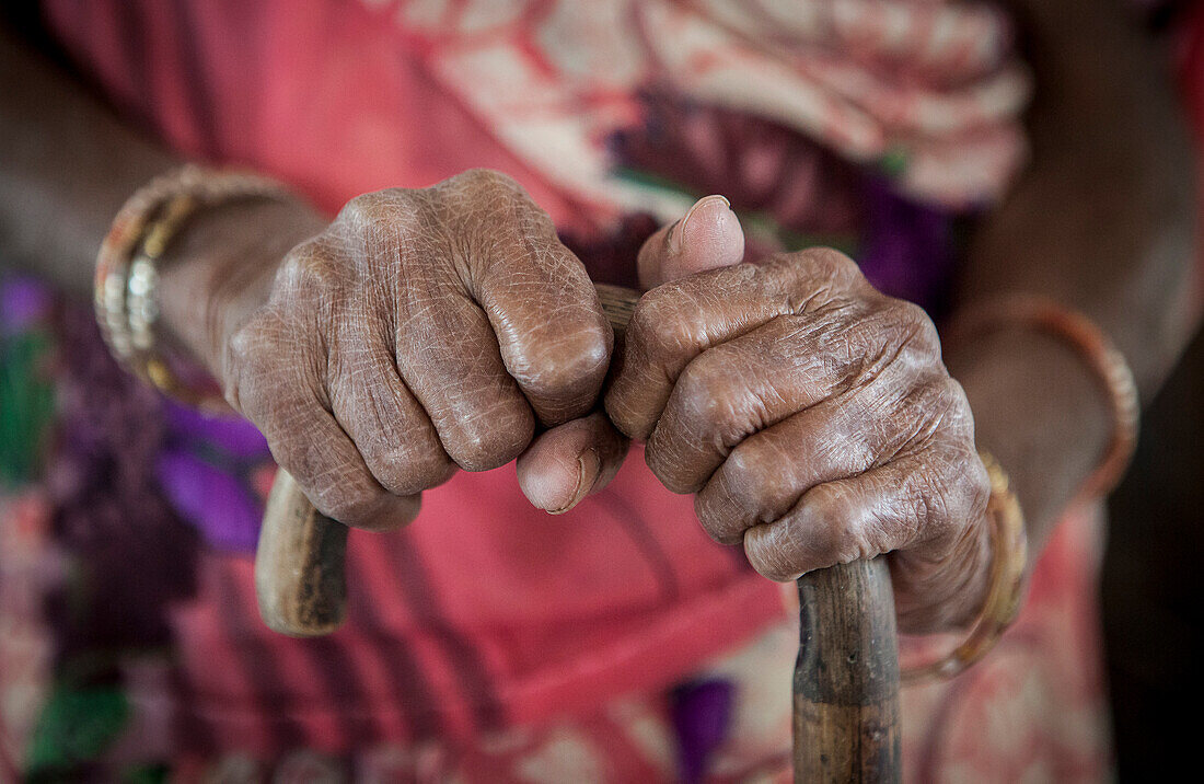 Hände von Frau Kambeti (Witwe), im Ma Dham Ashram für Witwen der NGO Guild for Service, die NGO schlägt den Witwen vor, bunte Kleidung zu tragen, Vrindavan, Mathura Distrikt, Indien