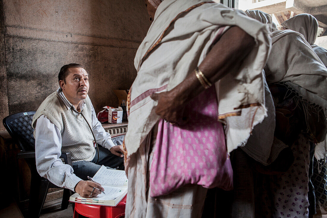 Dr.Ghopal; Ärztin der NGO SOS Woman untersucht Witwen, Vrindavan, Mathura-Distrikt, Indien