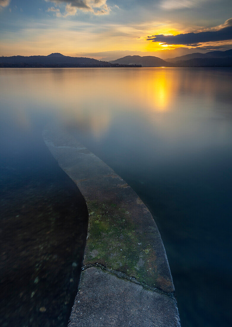 Sonnenuntergang bei Ispra vor dem Lago Maggiore, Ispra, Varese, Lombardei, Italien, Südeuropa