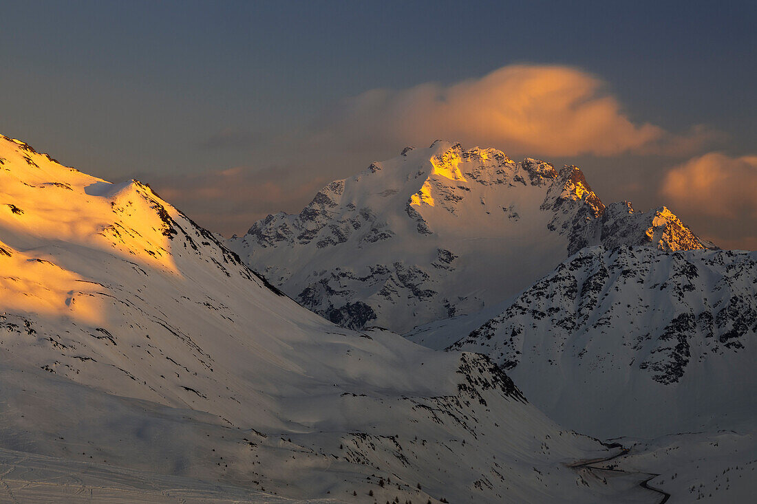 Sonnenuntergang über Cima de' Piazzi von Crap de la Parè im Winter, Sondrio, Valtellina, Lombardei, Italien, Südeuropa