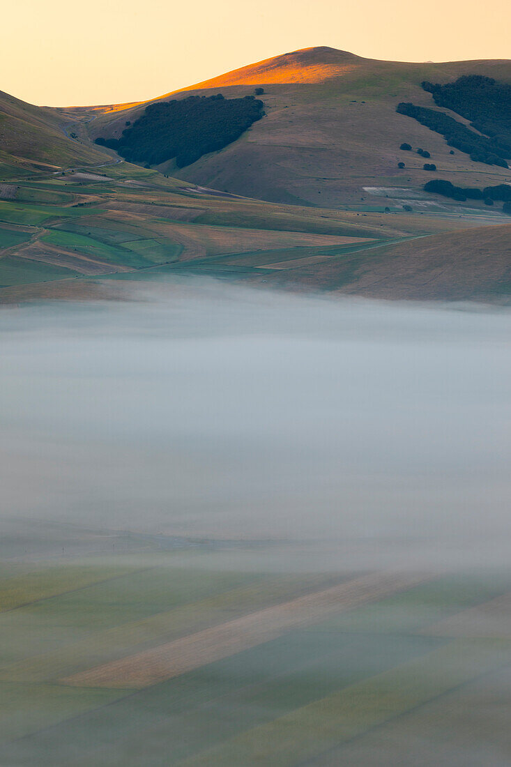 Sonnenaufgang in Castelluccio di Norcia, Norcia, Parco nazionale dei Monti Sibillini, Perugia, Umbrien, Appennin, Italien, Südeuropa