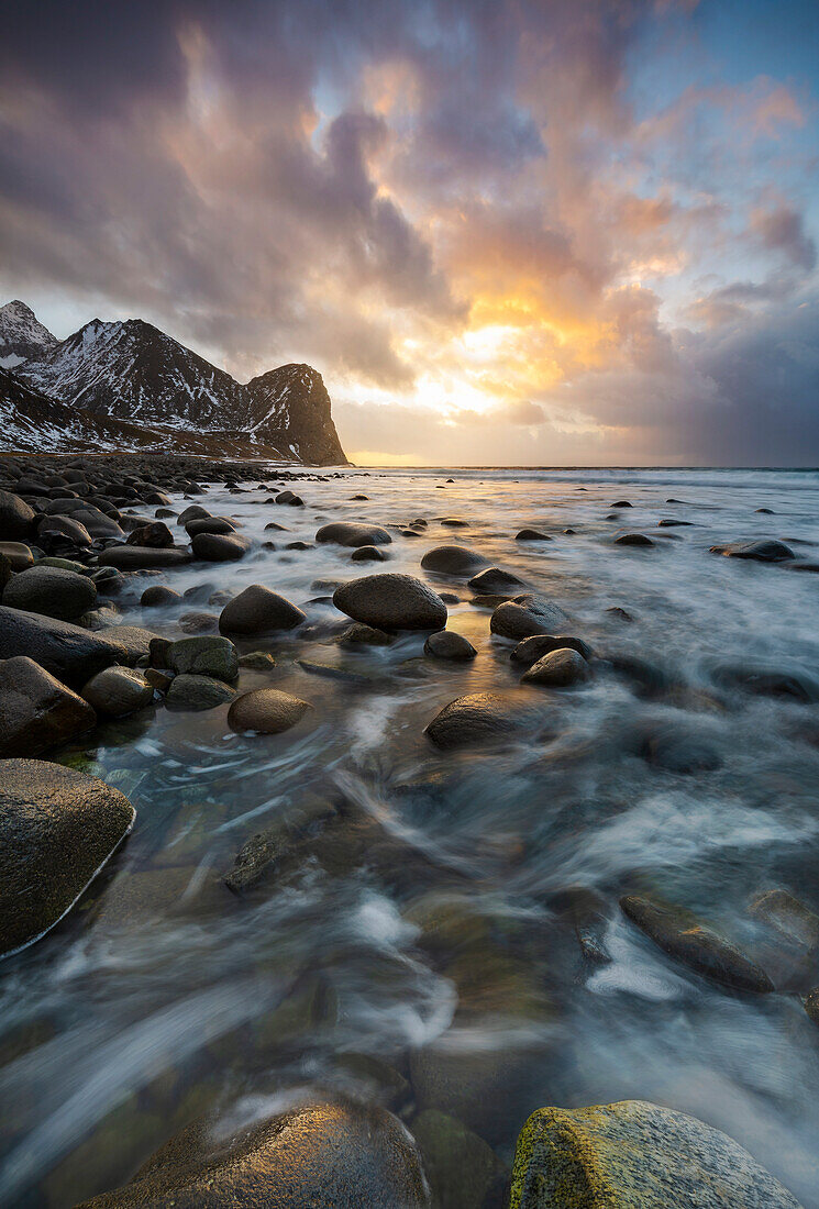 Sonnenuntergang am Unstad Strand, Leknes, Vestvågøy, Lofoten Inseln, Nordland, Norwegen, Nordeuropa