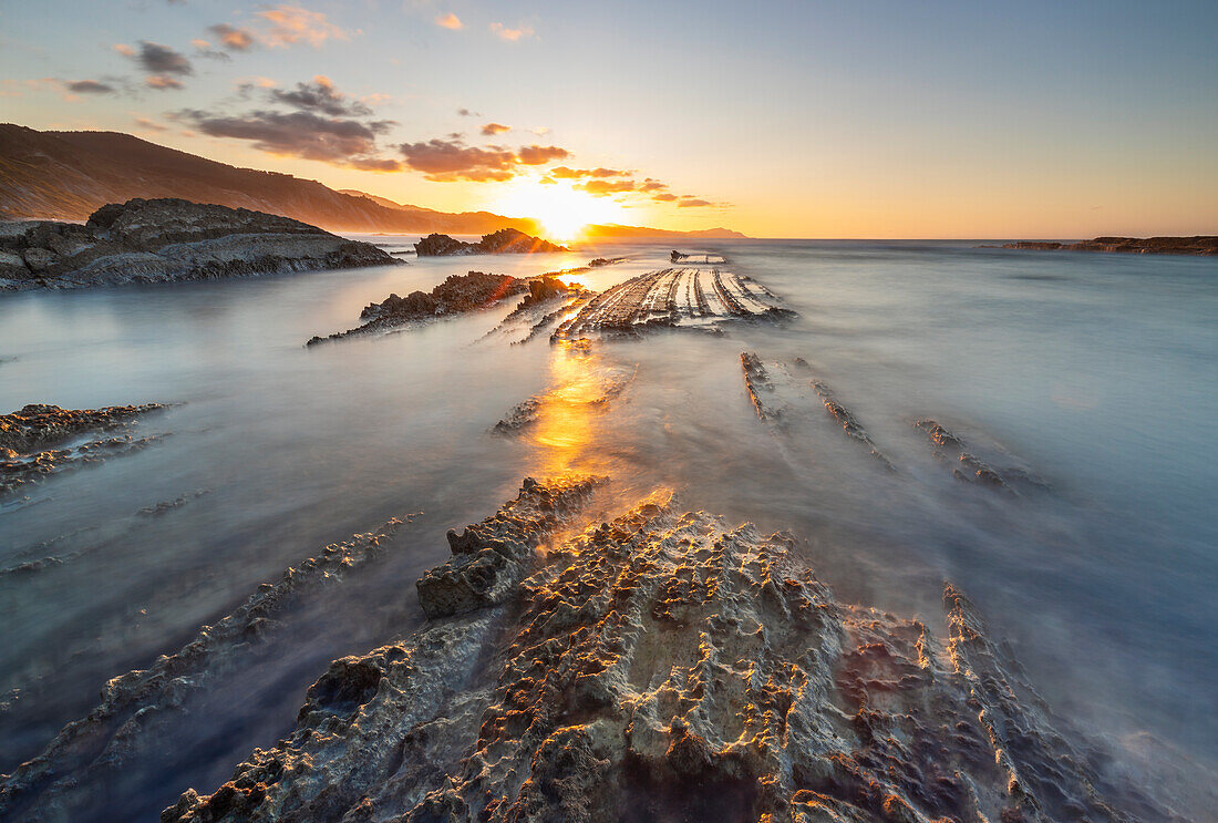 Sonnenuntergang am Strand Zumaia, Itzurun, Guipuzcoa, Baskenland, Spanien, Iberische Halbinsel, Westeuropa