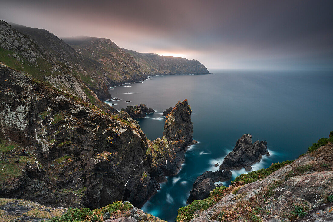 Erhöhter Blick auf das Cabo Ortegal und seine Klippen, Cariño, Coruña, Galicien, Spanien, Iberische Halbinsel, Westeuropa