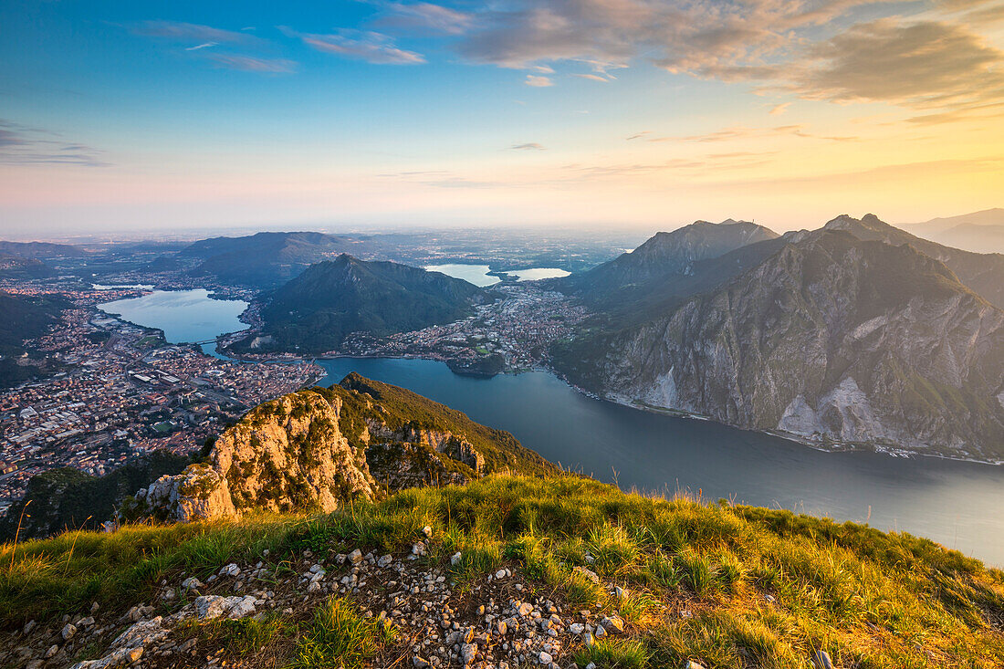 Blick auf Lecco und den Comer See vom Berg Coltignone bei Sonnenuntergang, Piani Resinelli, Monte Coltignone, Lecco, Lombardei, Italien, Südeuropa