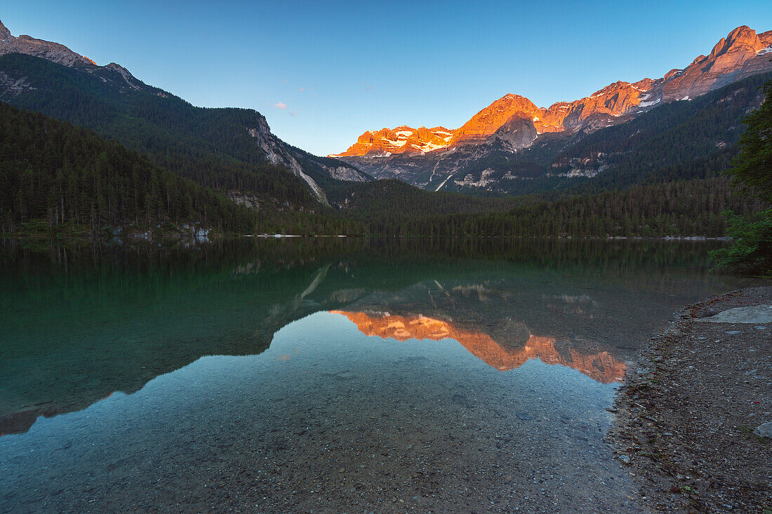 Tovel-See bei Sonnenaufgang im Sommer, Ville d'Anaunia, Trento, Trentino Alto Adige, Italien, Südeuropa