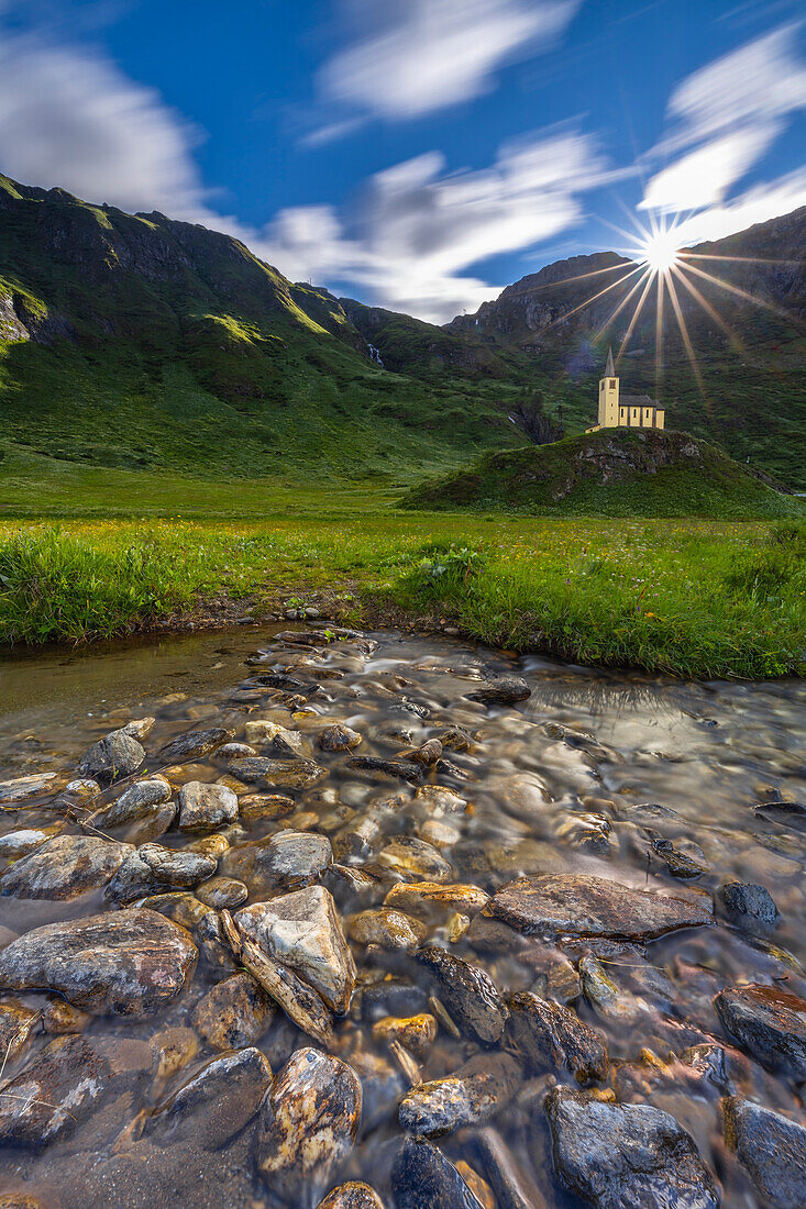 Oratorio di Sant'Anna Kirche im Sommer. Riale, Formazza, Valle Formazza, Verbano Cusio Ossola, Piemont, Italien, Südeuropa