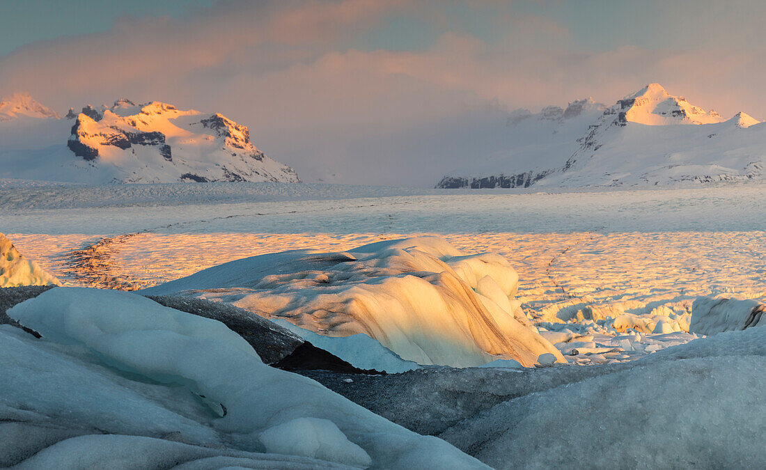 Eisblöcke bei Sonnenaufgang, Jökulsárlón, Diamantstrand, Austurland, Island, Nordeuropa