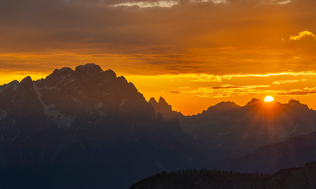 View from Passo Giau at sunrise, Belluno, San Vito di Cadore, Ampezzo Dolomites, Veneto, Italy, Western Europe