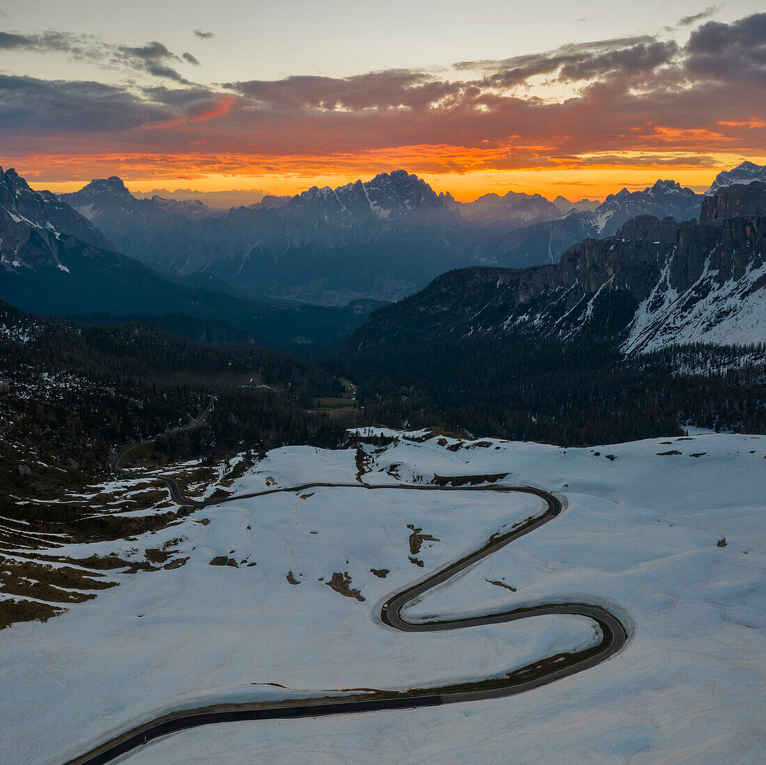 Luftaufnahme vom Passo Giau bei Sonnenaufgang, Belluno, San Vito di Cadore, Ampezzaner Dolomiten, Veneto, Italien, Westeuropa